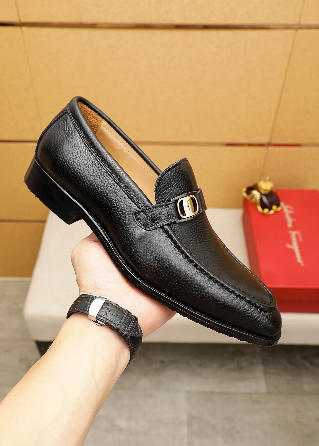 Men's shoes 💰460 💐 Product trademark: Ferragamo "Ferragamo" casual leather shoes Regular size: 38-44 (45.46🉑️customized) Product materials: Selected imported first-layer pebbled cowhide leather upper + luxury hardware buckle, imported water-dyed cowhide leather lining. Strong three-dimensional visual effect, original outsole color: 2⃣️seed leather materials optional